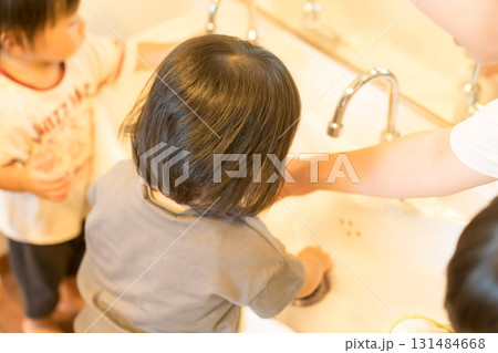 保育園で手洗いする園児 131484668