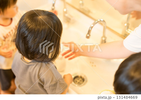 保育園で手洗いする園児 131484669