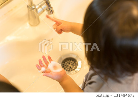保育園で手洗いする園児 131484675