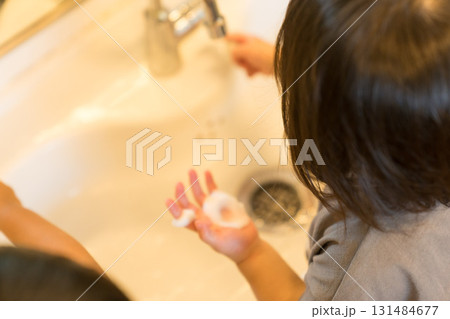 保育園で手洗いする園児 131484677