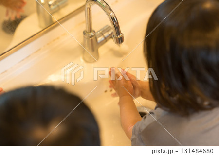 保育園で手洗いする園児 131484680