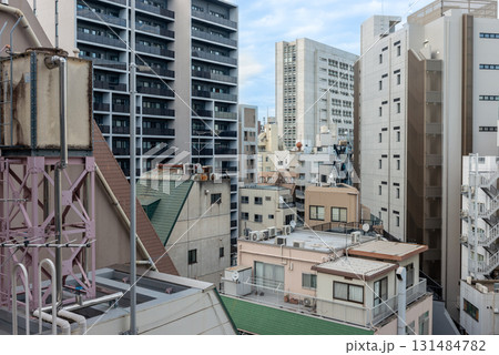 渋谷の雑居ビルとマンション群の街並み  131484782