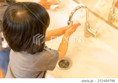 保育園で手洗いする園児 131484796