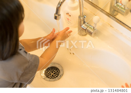 保育園で手洗いする園児 131484801