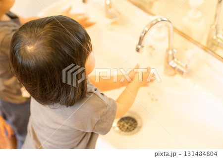 保育園で手洗いする園児 131484804