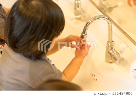 保育園で手洗いする園児 131484906