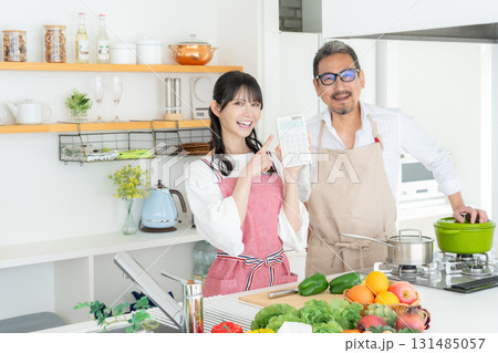キッチンで料理を作るミドルの夫婦 131485057