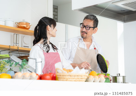 キッチンで料理を作るミドルの夫婦 131485075