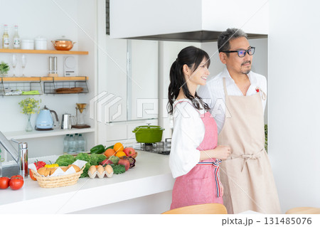キッチンで料理を作るミドルの夫婦 131485076