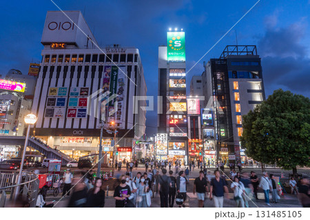 《東京都》上野駅・夜の繁華街 《東京都》上野駅・夜の繁華街 131485105