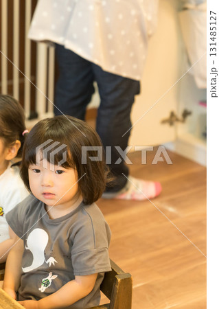 保育園で席に着く園児 131485127