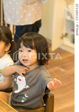 保育園で席に着く園児 保育園で席に着く園児 131485128