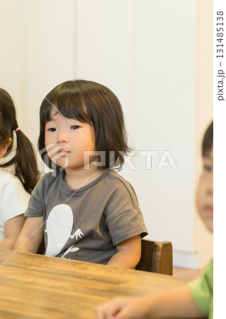 保育園で席に着く園児 131485138