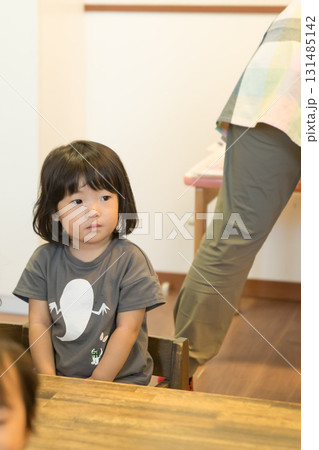 保育園で席に着く園児 131485142