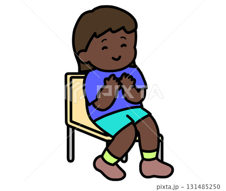 椅子に座る黒人の女の子　拍手 131485250