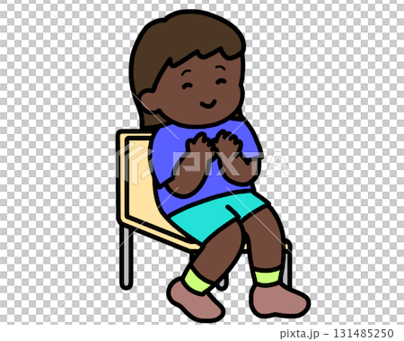 坐在椅子上鼓掌的黑人女孩 131485250