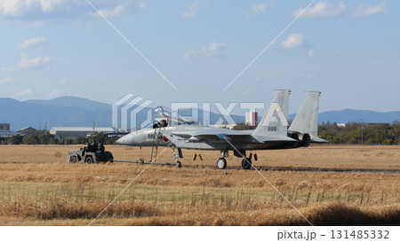 牽引される航空自衛隊F-15Jイーグル 牽引される航空自衛隊F-15Jイーグル 131485332