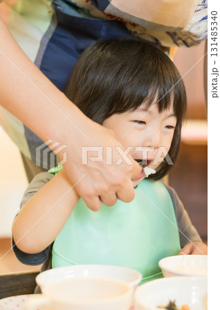 保育園で昼食を食べる園児 131485340