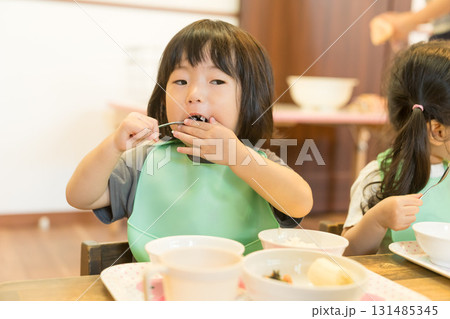 保育園で昼食を食べる園児 保育園で昼食を食べる園児 131485345