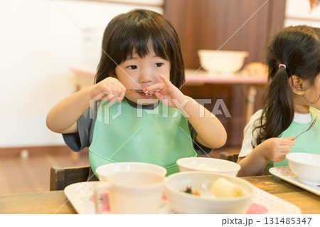 保育園で昼食を食べる園児 131485347