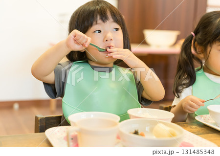 保育園で昼食を食べる園児 131485348