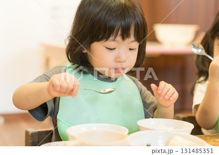 保育園で昼食を食べる園児 131485351