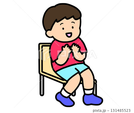 椅子に座る男の子 拍手 椅子に座る男の子 拍手 131485523