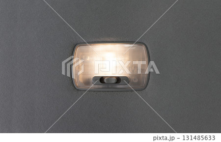 自動車の運転席の上にあるルームランプのクローズアップ 131485633