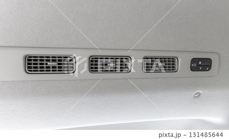 日本車のエアコン通風口のクローズアップ画像 131485644