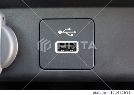 車内のUSB差し込み口のクローズアップ 131485651