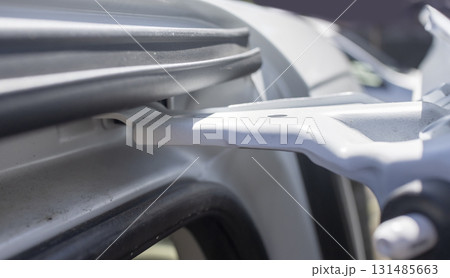 自動車の車体とスライドドアをつなぐ金属部品 131485663