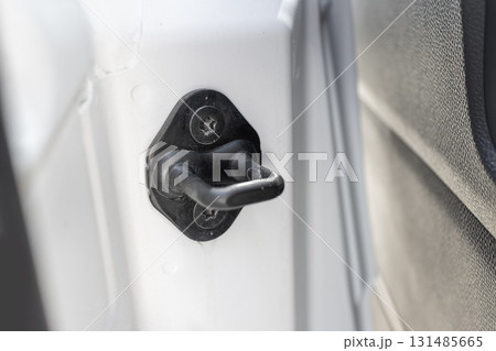 車体とスライドドアをつなぐ金属部品 131485665