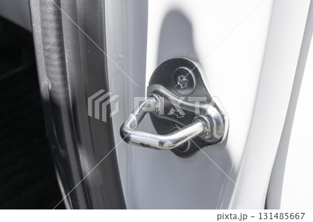車体とスライドドアをつなぐ金属部品 131485667