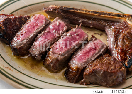 ジューシーなTボーンステーキの断面 131485833