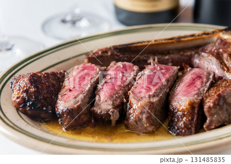 ジューシーなTボーンステーキの断面 131485835