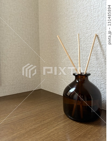 部屋の窓際に置かれたルームフレグランス 部屋の窓際に置かれたルームフレグランス 131485894