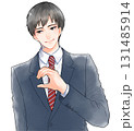 ハートポーズをするスーツを着た男性のイラスト 131485914