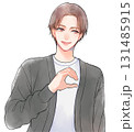 ハートポーズをする茶髪男性のイラスト 131485915