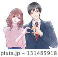 恋人同士でハートポーズをする男女のイラスト 131485918