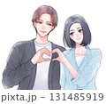 ハートポーズをする恋人のイラスト 131485919