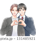 ハートポーズを作る男性同士のカップルイラスト 131485921