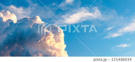 日没前の青空とドラマチックな雲のシンプルな風景 131486034