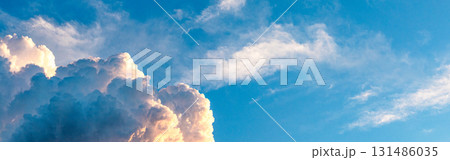 日没前の青空とドラマチックな雲のシンプルな風景 131486035