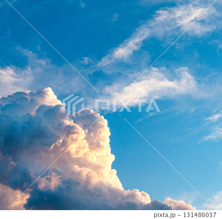 日没前の青空とドラマチックな雲のシンプルな風景 131486037