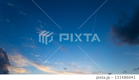 日没前の青空とドラマチックな雲のシンプルな風景 日没前の青空とドラマチックな雲のシンプルな風景 131486041