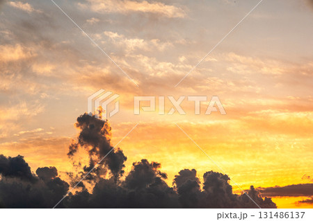 秋のドラマチックな夕焼け空 131486137