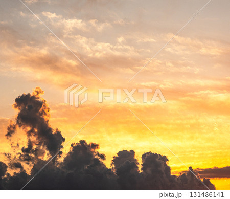 秋のドラマチックな夕焼け空 秋のドラマチックな夕焼け空 131486141