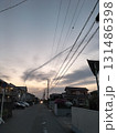 住宅街の飛行機雲 131486398