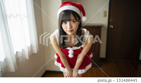 サンタクロースのコスプレをした女性 131486445