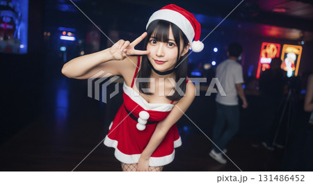 サンタクロースのコスプレをした女性 131486452